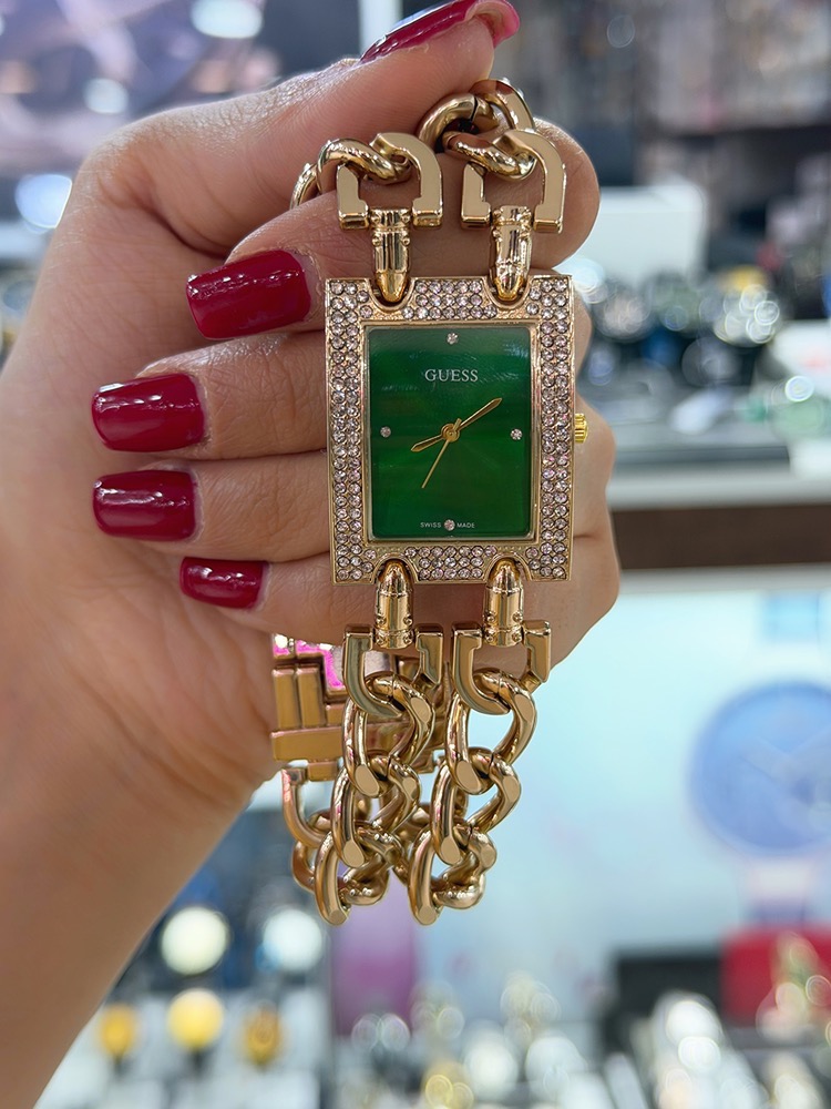 ساعت مچی زنانه گس (GUESS) مدل زنجیری نگین‌دار - قاب مربعی طلایی با بند کارتیه
