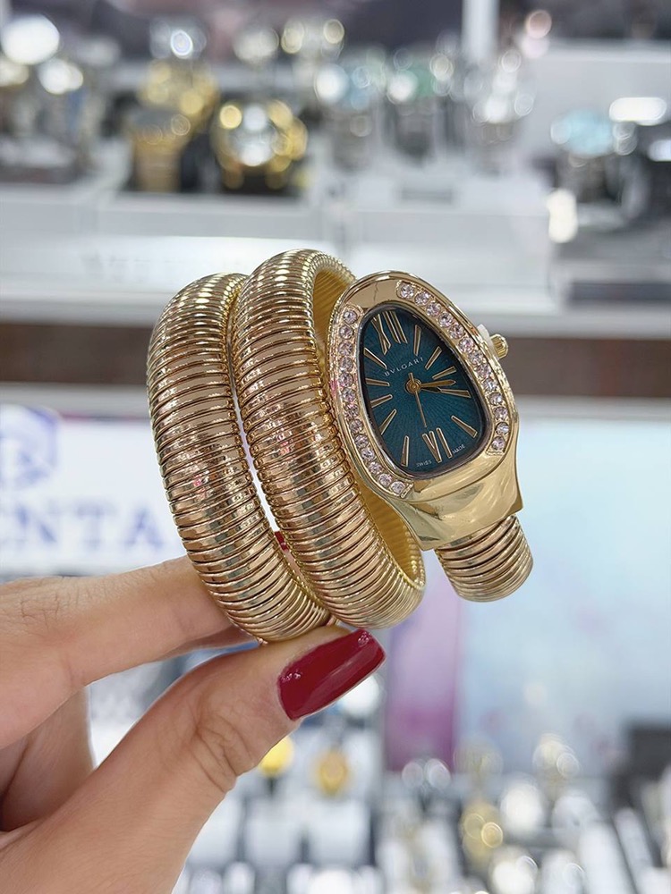ساعت مچی زنانه بولگاری مدل Serpenti Tubogas | بدنه طلایی صفحه مشکی دور دوتایی